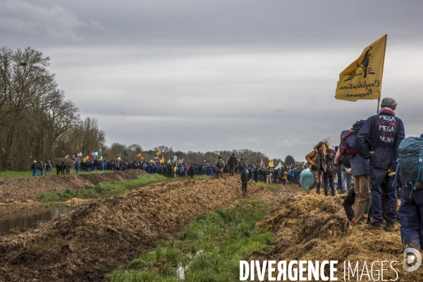 Manifestation organisée contre l inplantation d une méga-bassine à Sainte Soline