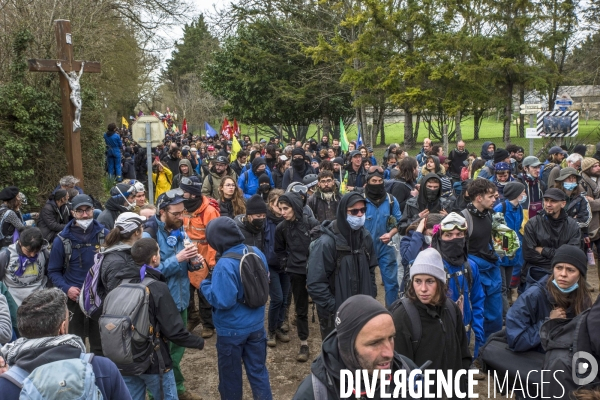 Manifestation organisée contre l inplantation d une méga-bassine à Sainte Soline