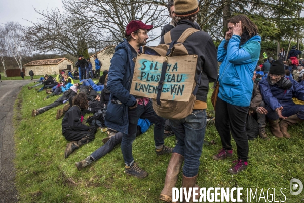 Manifestation organisée contre l inplantation d une méga-bassine à Sainte Soline