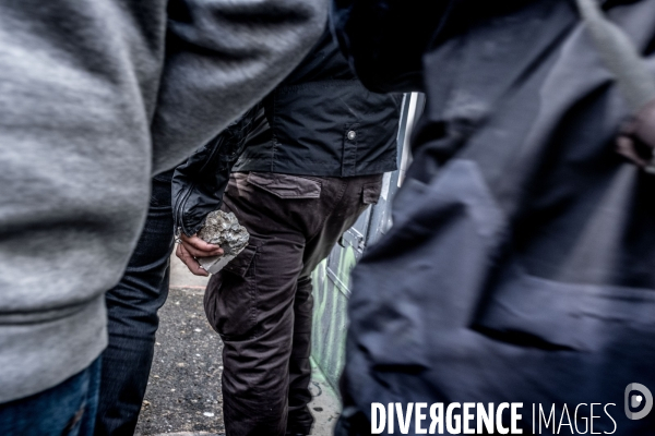 Manifestation contre la réforme des retraites à Lyon : Affronts entre Black Bloc et forces de l ordre.