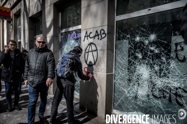 Manifestation contre la réforme des retraites à Lyon : Affronts entre Black Bloc et forces de l ordre.