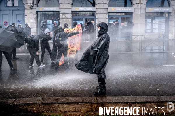 Manifestation contre la réforme des retraites à Lyon : Affronts entre Black Bloc et forces de l ordre.