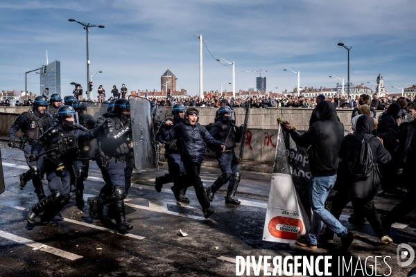 Manifestation contre la réforme des retraites à Lyon : Affronts entre Black Bloc et forces de l ordre.