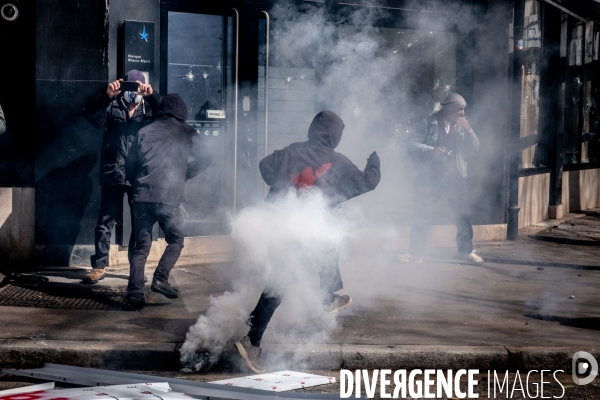 Manifestation contre la réforme des retraites à Lyon : Affronts entre Black Bloc et forces de l ordre.