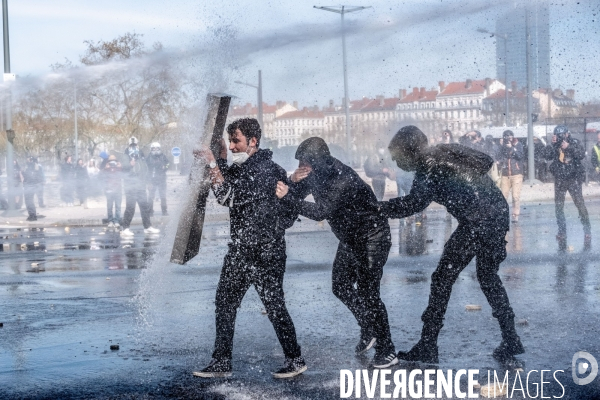 Manifestation contre la réforme des retraites à Lyon : Affronts entre Black Bloc et forces de l ordre.