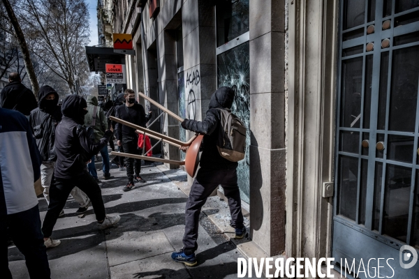 Manifestation contre la réforme des retraites à Lyon : Affronts entre Black Bloc et forces de l ordre.