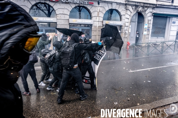 Manifestation contre la réforme des retraites à Lyon : Affronts entre Black Bloc et forces de l ordre.
