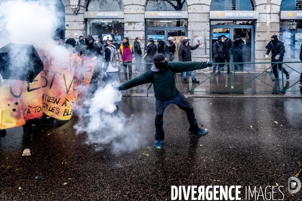 Manifestation contre la réforme des retraites à Lyon : Affronts entre Black Bloc et forces de l ordre.