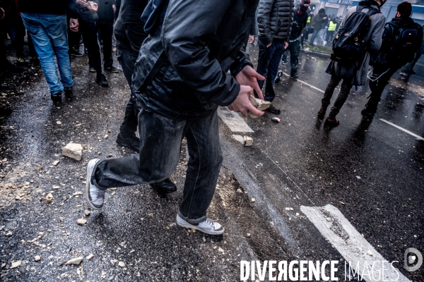 Manifestation contre la réforme des retraites à Lyon : Affronts entre Black Bloc et forces de l ordre.