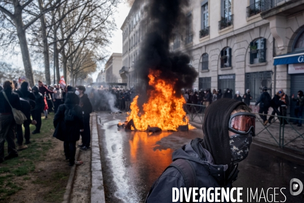 Manifestation contre la réforme des retraites à Lyon : Affronts entre Black Bloc et forces de l ordre.