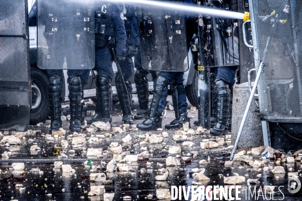 Manifestation contre la réforme des retraites à Lyon : Affronts entre Black Bloc et forces de l ordre.