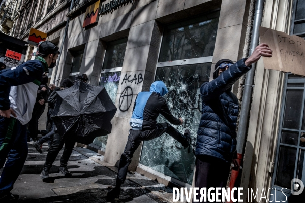Manifestation contre la réforme des retraites à Lyon : Affronts entre Black Bloc et forces de l ordre.