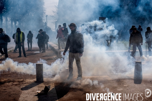 Manifestation contre la réforme des retraites à Lyon : Affronts entre Black Bloc et forces de l ordre.