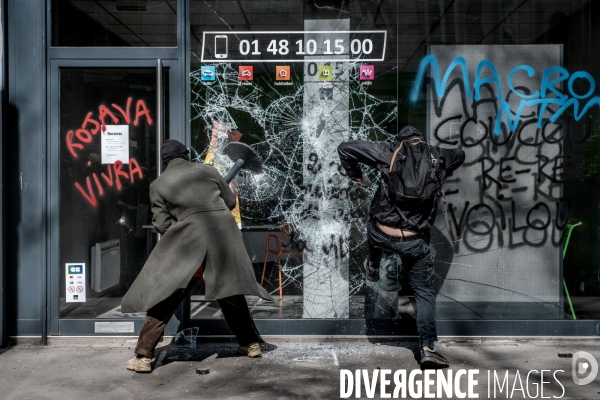 Manifestation contre la réforme des retraites à Lyon : Affronts entre Black Bloc et forces de l ordre.