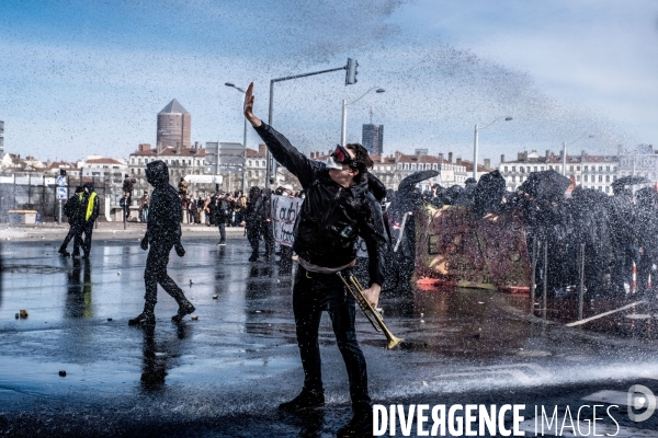 Manifestation contre la réforme des retraites à Lyon : Affronts entre Black Bloc et forces de l ordre.