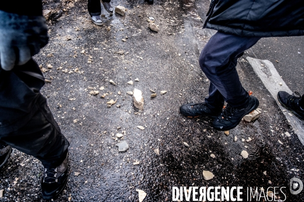 Manifestation contre la réforme des retraites à Lyon : Affronts entre Black Bloc et forces de l ordre.