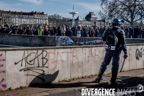 Manifestation contre la réforme des retraites à Lyon : Affronts entre Black Bloc et forces de l ordre.