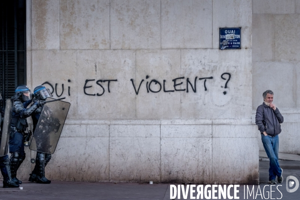 Manifestation contre la réforme des retraites à Lyon : Affronts entre Black Bloc et forces de l ordre.