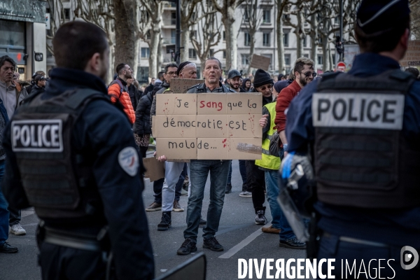 Manifestation contre la réforme des retraites à Lyon : Affronts entre Black Bloc et forces de l ordre.