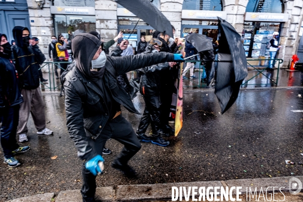 Manifestation contre la réforme des retraites à Lyon : Affronts entre Black Bloc et forces de l ordre.