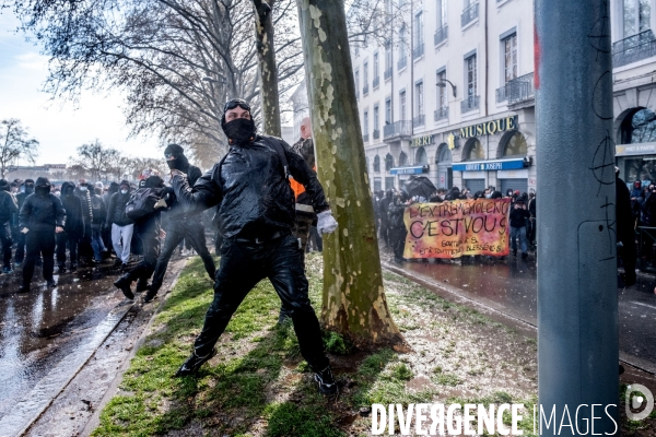 Manifestation contre la réforme des retraites à Lyon : Affronts entre Black Bloc et forces de l ordre.