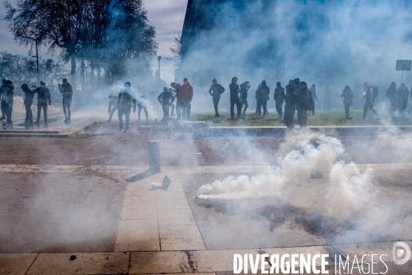 Manifestation contre la réforme des retraites à Lyon : Affronts entre Black Bloc et forces de l ordre.