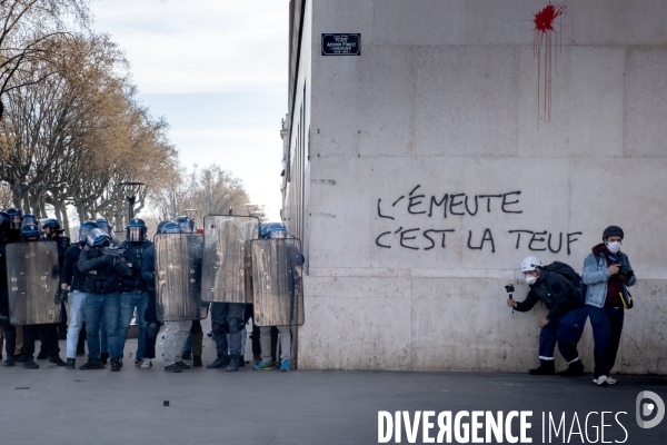 Manifestation contre la réforme des retraites à Lyon : Affronts entre Black Bloc et forces de l ordre.