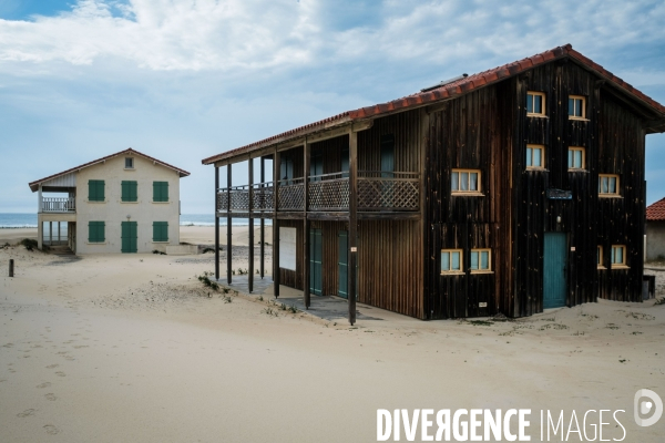 Maison de vacances fermees pendant l hiver en bordure du littoral landais