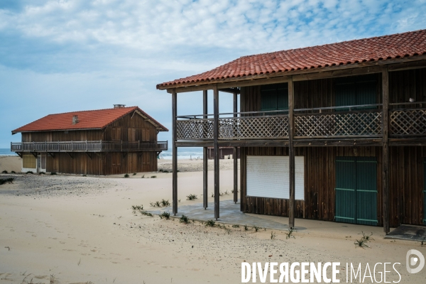 Maison de vacances fermees pendant l hiver en bordure du littoral landais