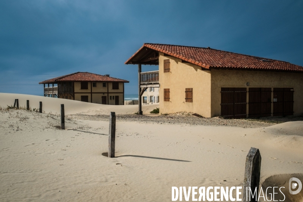 Maison de vacances fermees pendant l hiver en bordure du littoral landais