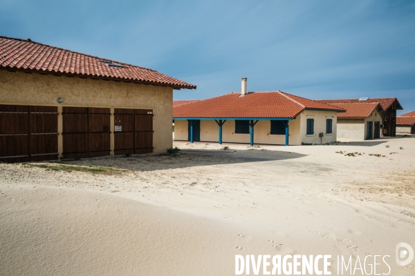 Maison de vacances fermees pendant l hiver en bordure du littoral landais