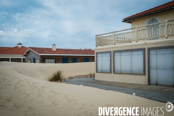 Maison de vacances fermees pendant l hiver en bordure du littoral landais