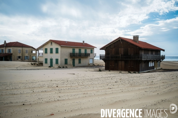 Maison de vacances fermees pendant l hiver en bordure du littoral landais