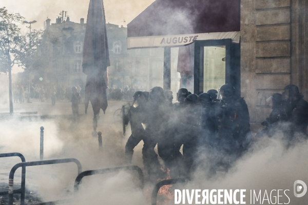 Une manifestation sauvage à la fin de la 10 ème manifestation unitaire contre la réforme des retraites s élance dans les rues de Bordeaux.