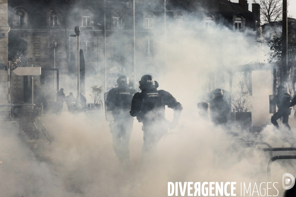 Une manifestation sauvage à la fin de la 10 ème manifestation unitaire contre la réforme des retraites s élance dans les rues de Bordeaux.