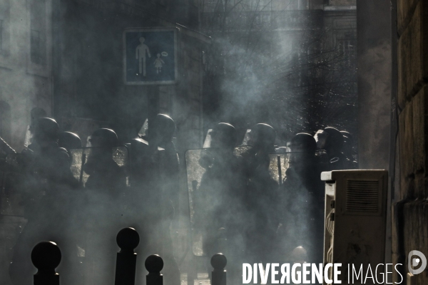 Une manifestation sauvage à la fin de la 10 ème manifestation unitaire contre la réforme des retraites s élance dans les rues de Bordeaux.