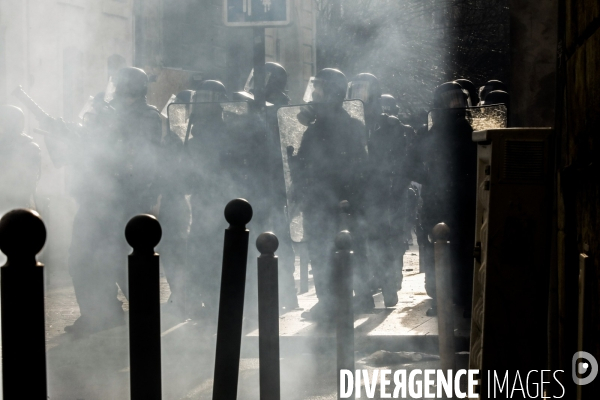 Une manifestation sauvage à la fin de la 10 ème manifestation unitaire contre la réforme des retraites s élance dans les rues de Bordeaux.