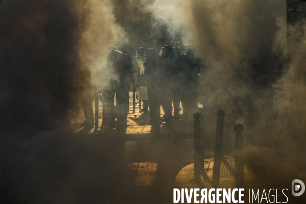 Une manifestation sauvage à la fin de la 10 ème manifestation unitaire contre la réforme des retraites s élance dans les rues de Bordeaux.