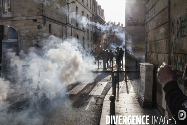 Une manifestation sauvage à la fin de la 10 ème manifestation unitaire contre la réforme des retraites s élance dans les rues de Bordeaux.