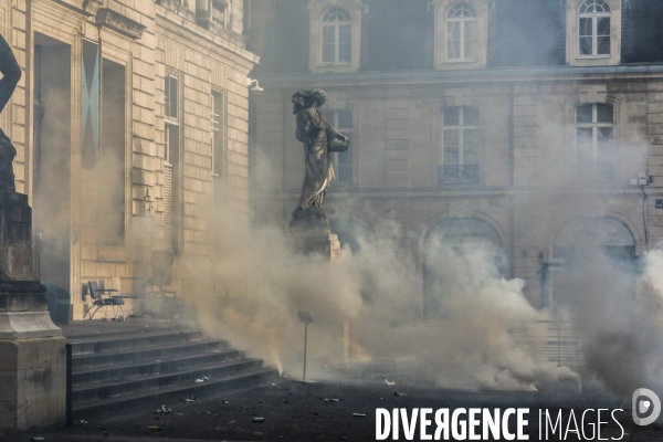 Une manifestation sauvage à la fin de la 10 ème manifestation unitaire contre la réforme des retraites s élance dans les rues de Bordeaux.