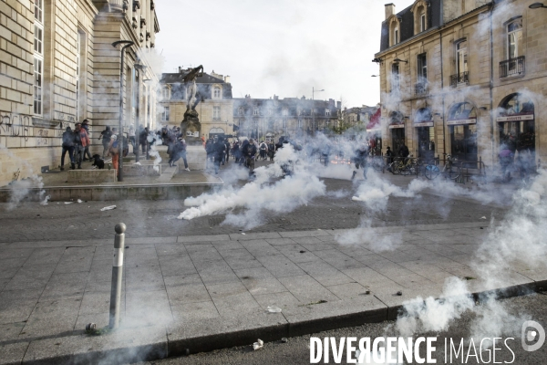 Une manifestation sauvage à la fin de la 10 ème manifestation unitaire contre la réforme des retraites s élance dans les rues de Bordeaux.