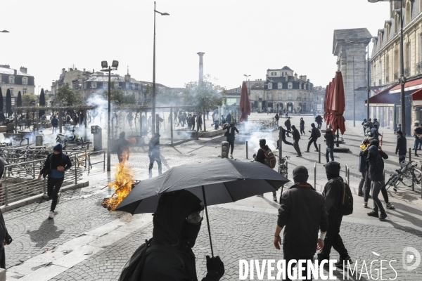 Une manifestation sauvage à la fin de la 10 ème manifestation unitaire contre la réforme des retraites s élance dans les rues de Bordeaux.