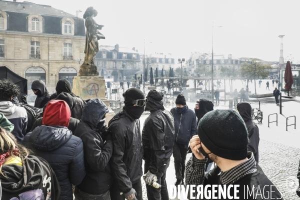 Une manifestation sauvage à la fin de la 10 ème manifestation unitaire contre la réforme des retraites s élance dans les rues de Bordeaux.