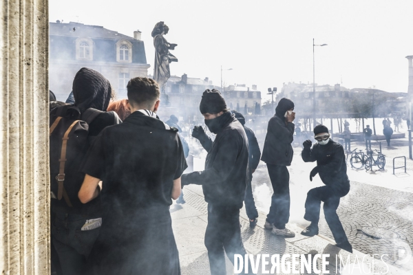 Une manifestation sauvage à la fin de la 10 ème manifestation unitaire contre la réforme des retraites s élance dans les rues de Bordeaux.