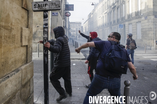 Une manifestation sauvage à la fin de la 10 ème manifestation unitaire contre la réforme des retraites s élance dans les rues de Bordeaux.