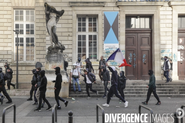 Une manifestation sauvage à la fin de la 10 ème manifestation unitaire contre la réforme des retraites s élance dans les rues de Bordeaux.