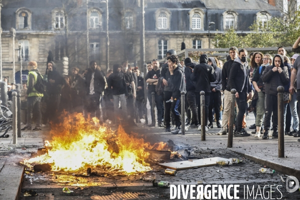 Une manifestation sauvage à la fin de la 10 ème manifestation unitaire contre la réforme des retraites s élance dans les rues de Bordeaux.