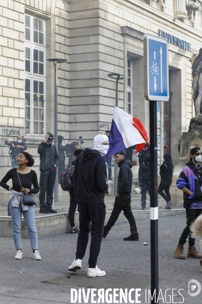 Une manifestation sauvage à la fin de la 10 ème manifestation unitaire contre la réforme des retraites s élance dans les rues de Bordeaux.