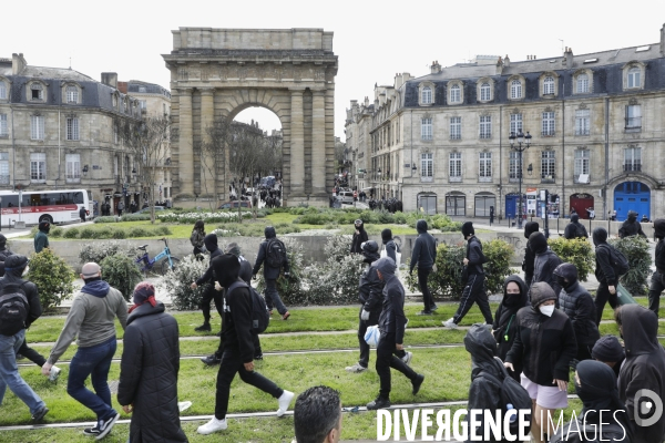 Une manifestation sauvage à la fin de la 10 ème manifestation unitaire contre la réforme des retraites s élance dans les rues de Bordeaux.
