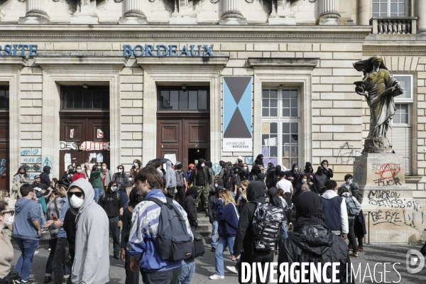 Une manifestation sauvage à la fin de la 10 ème manifestation unitaire contre la réforme des retraites s élance dans les rues de Bordeaux.